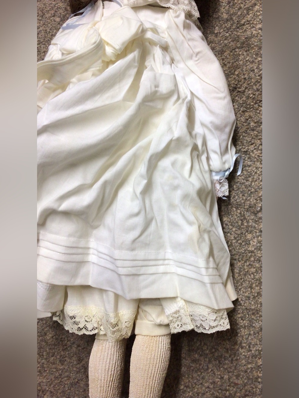 Porcelain doll - Picture 3 of 3